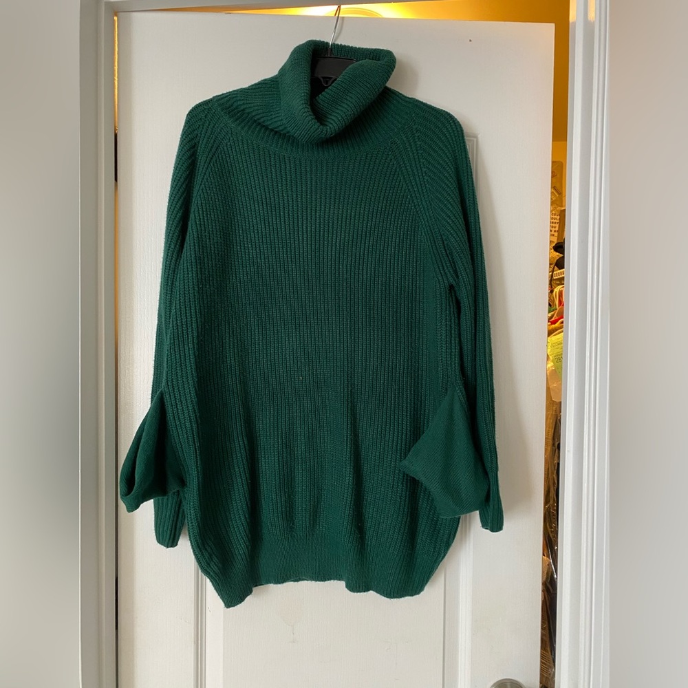 Oversized green sweater w/pockets